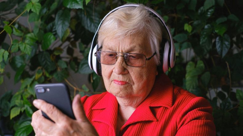 Idosa escutando música Idosa escutando música